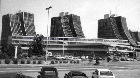 Traffico in Via Giardini davanti al Direzionale 70, 1975-85