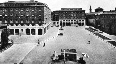La nuova piazza, dedicata nel dopoguerra a G. Matteotti, come si presentava negli anni '50